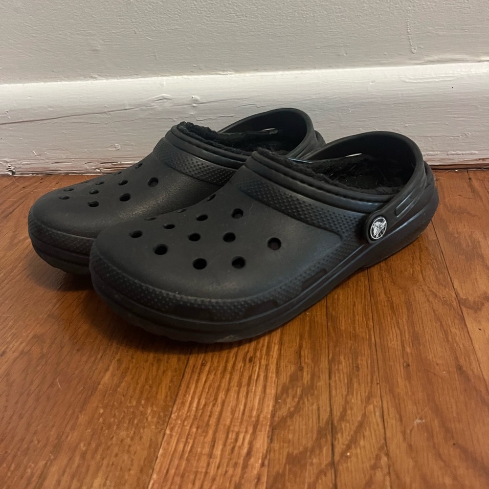 Crocs winter lined shoes youth size 4 black with black lining inside